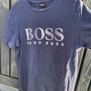 Hugo Boss t-shirt - Enkel Hugo boss t-shirt i storlek M. Använd inte mer än 5 gånger. Hör av dig för frågor 