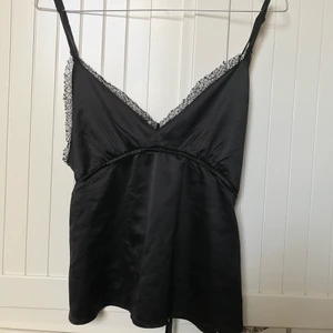 Linne i silke - Linne i silke från Zara. Köpt i somras, aldrig använt. Upptäckte ett hål i silket som syns på sista bilden, väldigt litet och inget jag själv märker av men går säkert att lösa med nål och tråd. Frakt är inte inkluderat i priset, köparen står för den själv! Skriv till mig om du har vidare frågor eller funderingar. 