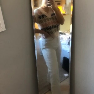 Monki jeans  - Vita Monki jeans med beiga sömmar så fina på våren / sommaren 🌞🌞🌞 w27 och de är kortare i modellen. Jag är typ 162 som referens haha💞💫