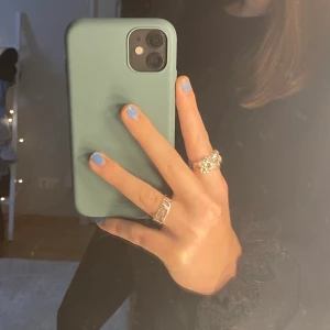 Grönt Holdit skal - En superfin grön färg, väldigt fint skick (nästan oanvänt). Säljer för att det inte kommer till användning💚