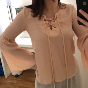 Blus - Blus från Carla Giannini. Osäker på stl men skulle säga S. Köparen står för frakt. 