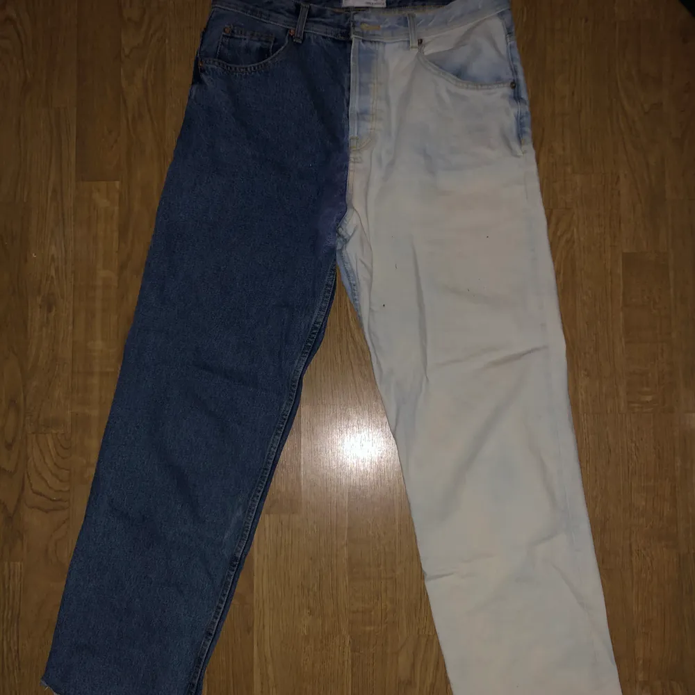 Half and half bleached jeans. Jag är 183 cm lång och byxorna har storlek 31. Baggy fit. Relativt nya och oanvända.. Jeans & Byxor.