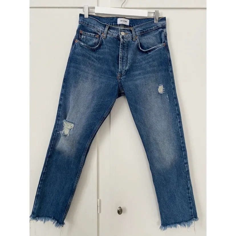 Mörkblåa raka jeans från Zara med slitningar. Storl 38 men passar en 36 lika bra. I nyskick då de inte är använda mer än 5 gånger. Självklart går det att buda och att skriva till mig för fler bilder💕. Jeans & Byxor.