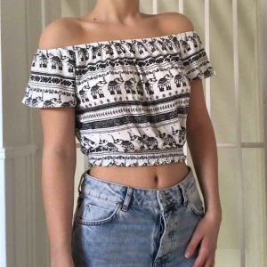  - Extremt skön crop top från H&M när de gjorde sitt coachella dropp. Mycket fint skick och du som köpare står för frakten ❤️❤️