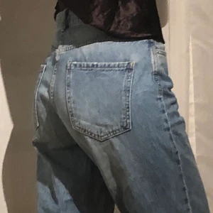 Boyfriend jeans med ljus wash - Ljusblåa jeans från gina tricot, korta i benen