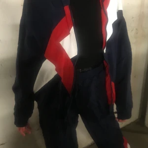 Retro tracksuit - Vintage tracksuit i riktigt bra kvalite från 80-talet. Säljer separat och tillsammans. Jacka 100kr. Byxor 100kr. Både och 150kr. Storlek XL men passar alla storlekar!!! Skitsnyggt oversized. Budgivning i kommentarerna om flera är intresserade 💞