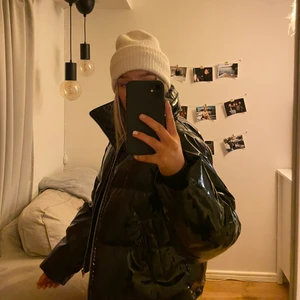 En svart lackad vinterjacka från sweet sktbs! I fint skick. Nypris ca. 1100kr  - En svart lackad vinterjacka från sweet sktbs! I fint skick. Sitter oversized på S. Nypris ca. 1100kr💗 köparen står för frakt💗