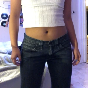Levis jeans  - Low waisted Levis jeans!! Skulle säga storlek xs. De används inte så mycket så vill hellre sälja 💗 Kan mötas upp i sthlm o kan frakta men köpare står för frakten 💋