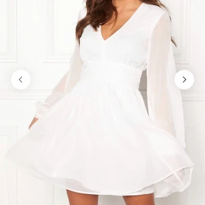 Studentklänning - En super fin studentklänning från bubbelroom, fin urringning som inte är för djup. Knytning som framhäver midjan och rätt kort men inte för kort. Säljs då den va för tajt på mig och modellen passade inte mig.. Endast testad! Alla lappar kvar. Nypris 499kr