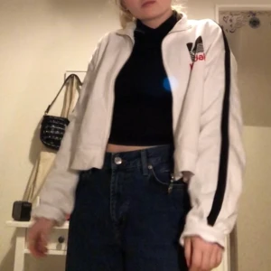 Kodak hoodie - Säljer denna lite croppade kodak hoodie med dragkedja. Vet ej om den är äkta för lappen är bortklippt. I storlek m men sitter fint oversized på mig med storlek s-m!