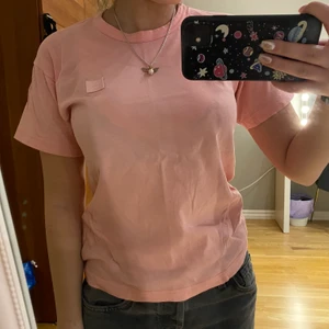 Acne t-shirt - Jättefin ljusrosa t-shit ifrån Acne