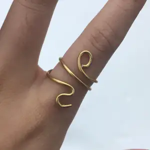 Säljer en fin guldig ring som ser ut som en orm💖 justerbar och köparen står för frakten