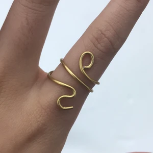 Ring - Säljer en fin guldig ring som ser ut som en orm💖 justerbar och köparen står för frakten