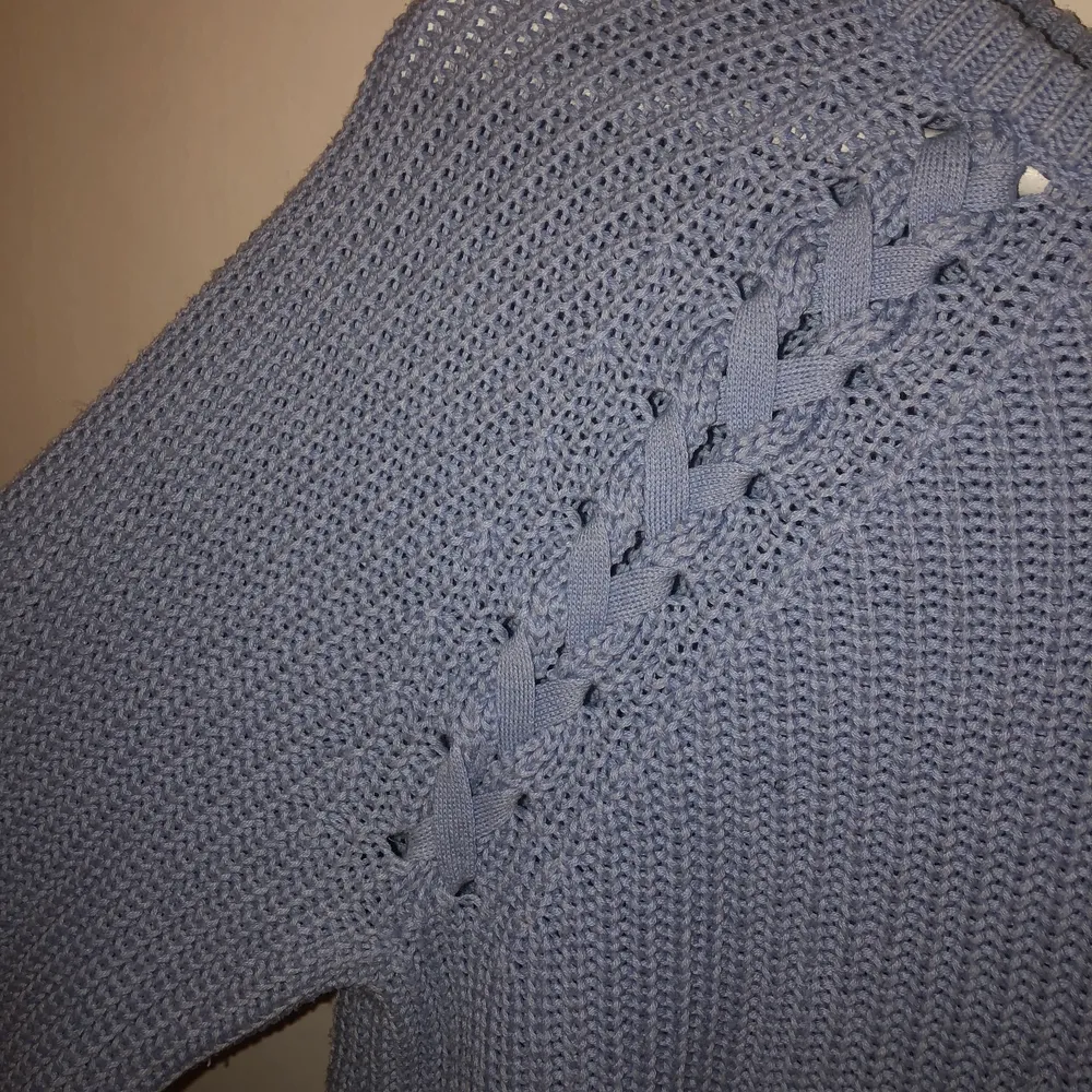 En blå stickad tröja med flätade detaljer, tröjan är från new yorker och har använts sparsamt. Denna tröja har jag älskar men den änvänds tyvärr inte längre :(( . Stickat.