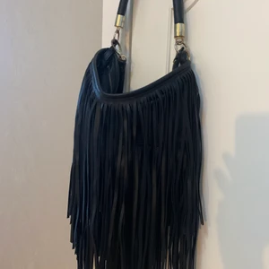 Väska med fransar  - Väska med fransar, ett längre och ett kortare band. 