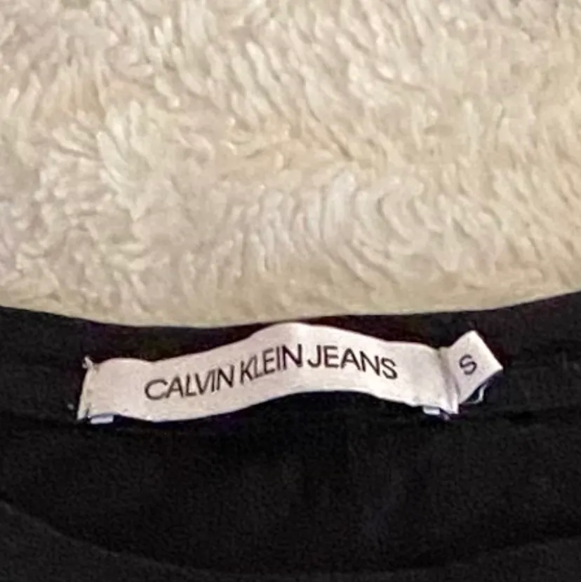 En svart calvin Klein T-shirt. Den är i strl S. Köpt på Calvin Klein för 279kr och säljer för 60 kr🤍Köparen står för frakten.. T-shirts.