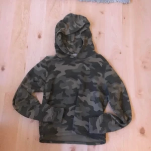 Militär grön hoodie - Det är en militär grön hoodie. Storlek XS-S. Kostnad: 30 kr