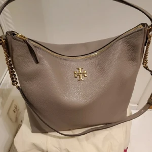Tory Burch  - Säljer min äkta Tory Burch väska. Den är aldrig använd, alla taggar och dustbag finns . Inköpt på NK i Göteborg (5600 kr) september 2020. Kvitto finns. 