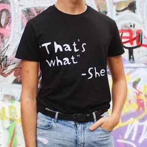 That’s what - she  - Unisex T-shirt med text 🤍 skriv för mer info. Kan hämtas i Karlstad, annars står köparen för frakt