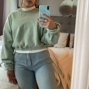 Sweater - Fin grön sweater från nelly, den är i storlek L men som ni ser väldigt liten, jag har vanligtvis XS