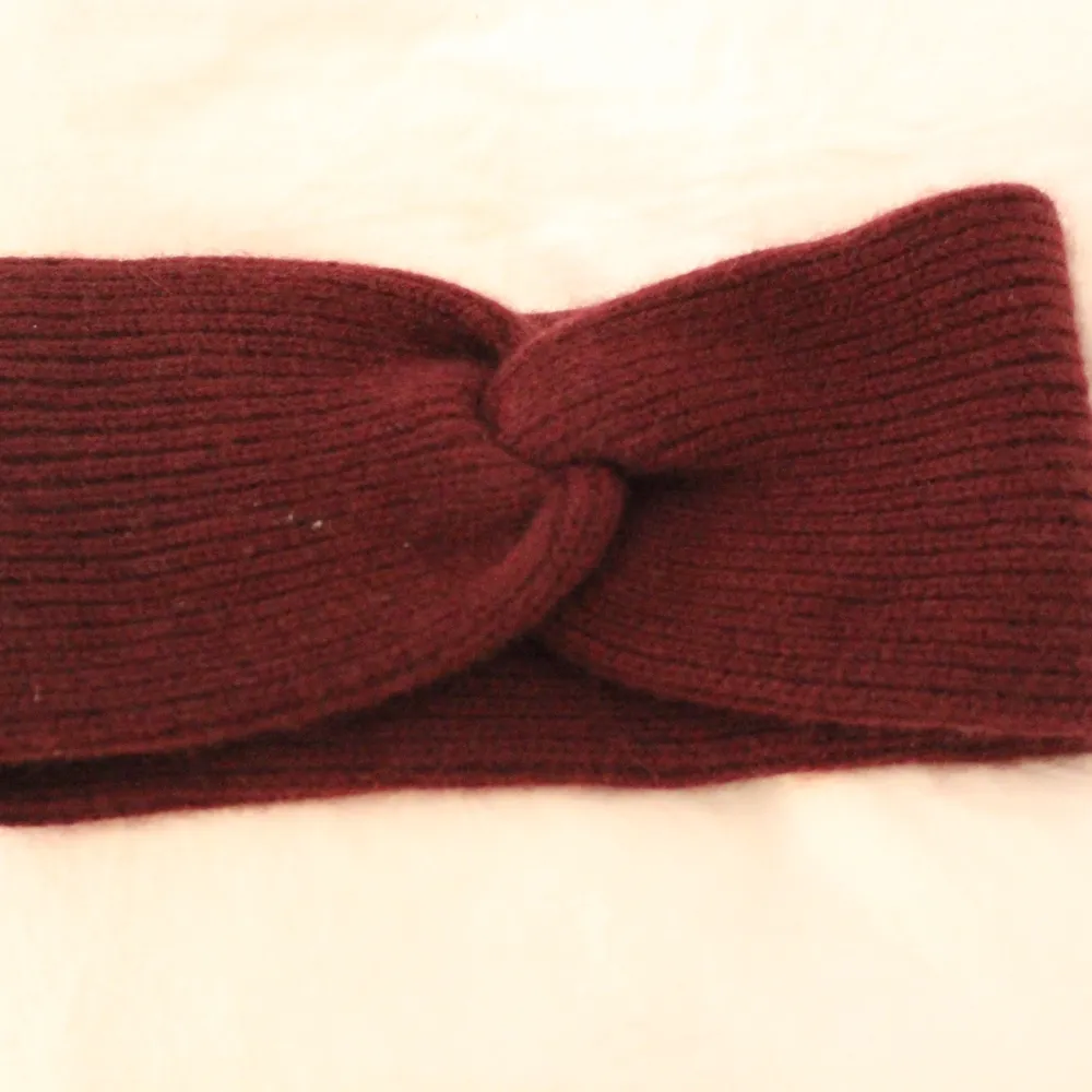 Perfect condtition burgundy cashmere hand band from H&M! The price is negotiable, so feel free to send me a message to discuss or if you want more information/pictures!☺️. Accessoarer.