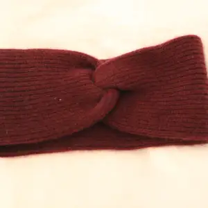 Perfect condtition burgundy cashmere hand band from H&M! The price is negotiable, so feel free to send me a message to discuss or if you want more information/pictures!☺️
