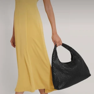 NA-KD Väska - Bottega Veneta-inspirerad väska från NA-KD i PU-läder, finns inte kvar på hemsidan. Använd några enstaka gånger, så i bra skick! Nypris 500kr🤎 Budgivning pågår (sker i kommentarerna): 320kr + frakt. Avslutas 17/2 12:00