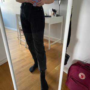 Svarta högmidjade jeans från Zara. Storlek 38. Väldigt fin fit och bra skick. Köparen står för frakt❤️