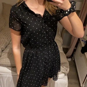 Monki klänning - Jättefin klänning från monki med små hjärtan på, knappar längs hela så man kan själv justera urringningen❤️