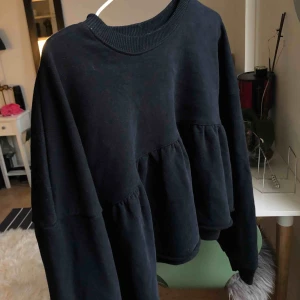  - Svart sweatshirt från ZARA.  Croppad  Köparen betalar frakten annars kan jag mötas upp i Göteborg