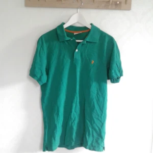  - Polotröja från PeakPerformance, aldrig använd! Säljes i nyskick då den aldrig är använd. (Är mörkare grönt i verkligheten) Pris 50kr, kan skickas om köparen står för frakt. Betalas med swish.