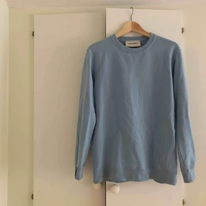  - Jätteskön ljusblå tjocktröja från Axel Arigato. Köpt på deras butik vid Norrmalmstorg för 1050kr. Använd 1 gång, i helt nytt skick! Sitter lite oversized, passar XS - M. Frakt ingår i priset. Obs - endast swish