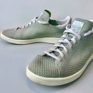  - Adidas Stan Smith Primeknit  Skick: 7/10  Sparsamt använda skor i gott skick som syns på bilden.   Möts upp på Södermalm eller skickas på köparens bekostnad. Swish betalning