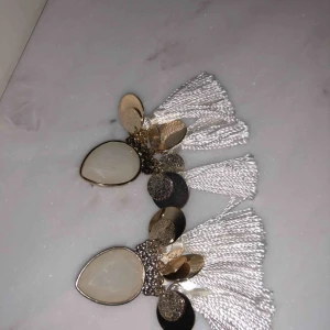  - Säljer väldigt fina örhängen som endast är testade! Frakt tillkommer!