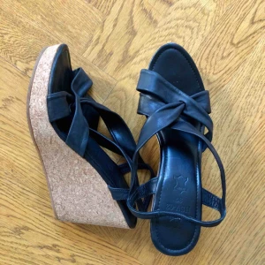  - Mycket sköna klackskor med läderband.  Oanvända! 