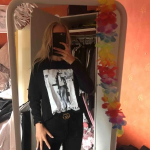  - Svart tröja med tryck, perfekt skick!