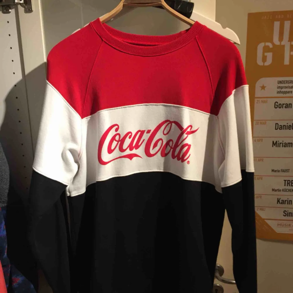 Coca Cola Valinet tröja köpt på Volt. Använd 5 ggr max tvättad 1. . Hoodies.