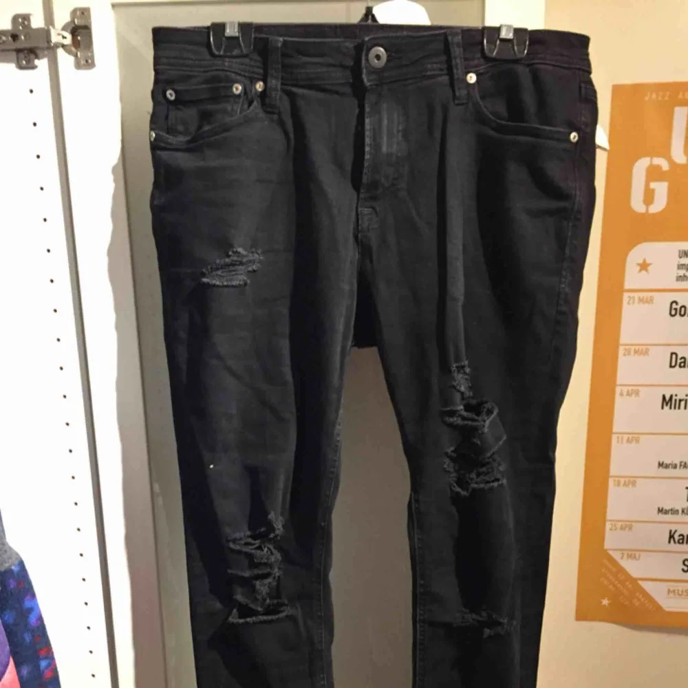 Svarta jeans med slitningar från Jack and Jones. Passar tyvärr inte min stil, därav oanvända!! Relativt stora i storleken- passar mig som är 34. Jeans & Byxor.