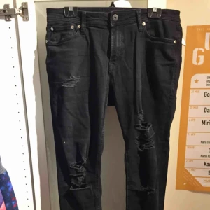  - Svarta jeans med slitningar från Jack and Jones. Passar tyvärr inte min stil, därav oanvända!! Relativt stora i storleken- passar mig som är 34