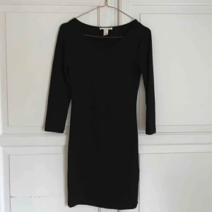  - • Svart, tight klänning från Forever 21 •  - aldrig använd, superfint skick - passar både till vardag och till fest beroende på hur man stylar den - jerseymaterial  50 kr +frakt