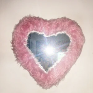  - Underbart fluffig hjärt-spegel att ha på väggen 💕 Möts helst i Stockholm då det känns lite riskabelt att frakta! Kan dock diskuteras om intresse finns