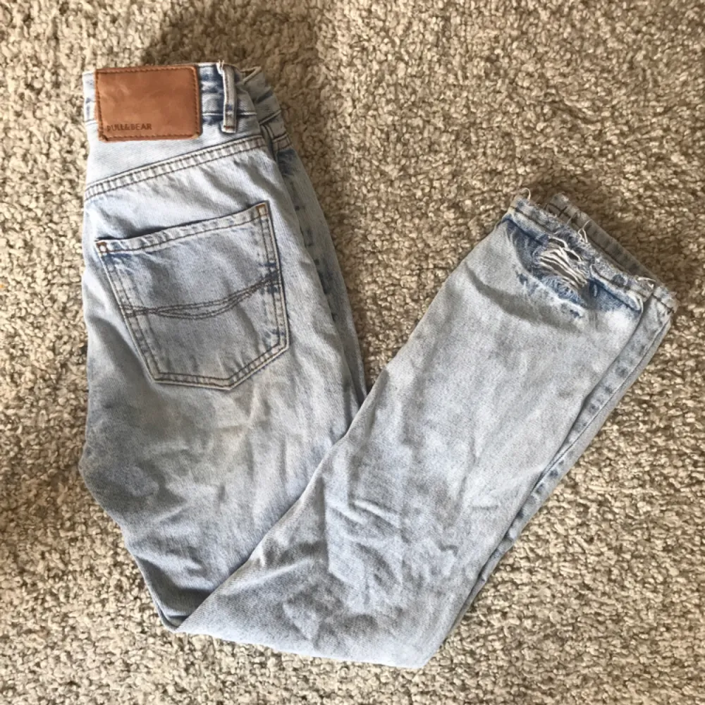 Superfina Levis- liknande jeans från Pull & Bear, köpta förra sommaren och i Toppskick!!! Kan skickas för 50 kr!✨ Storlek 25, ca 34 i eu storlek . Jeans & Byxor.