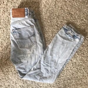  - Superfina Levis- liknande jeans från Pull & Bear, köpta förra sommaren och i Toppskick!!! Kan skickas för 50 kr!✨ Storlek 25, ca 34 i eu storlek 