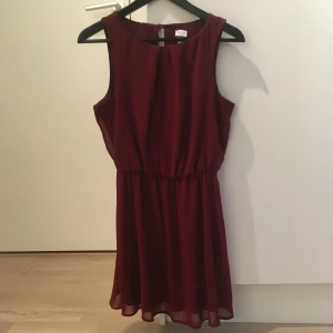  - Klänning i superfint skick. UK strl 10, motsvarar en strl S eller 36/38. Petite i längd så passar alla upp till 170 cm skulle jag säga.