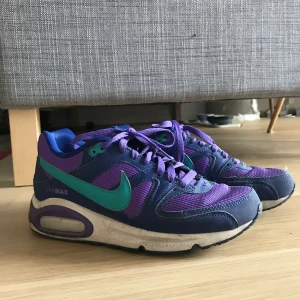  - Superfina Nike air max som jag tyvärr insett är för små för mig :( Använda ett antal gånger och har då lyckats nöta upp vänstra hälen. Annars i relativt fint skick!