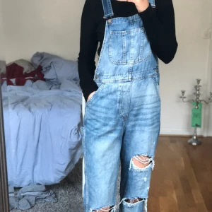  - Inköpta på H&M inför en bondefest men den blev aldrig av. Kanske någon kan bära upp dessa lite bättre än mig! 