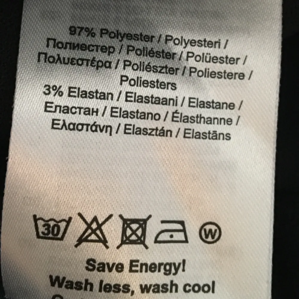 Väldigt mörk marinblå tubkjol från Gina tricot, kan mötas upp i Malmö eller Lund annars tillkommer fraktpris, (Jag är 167 cm och brukar ha strl XS). Kjolar.