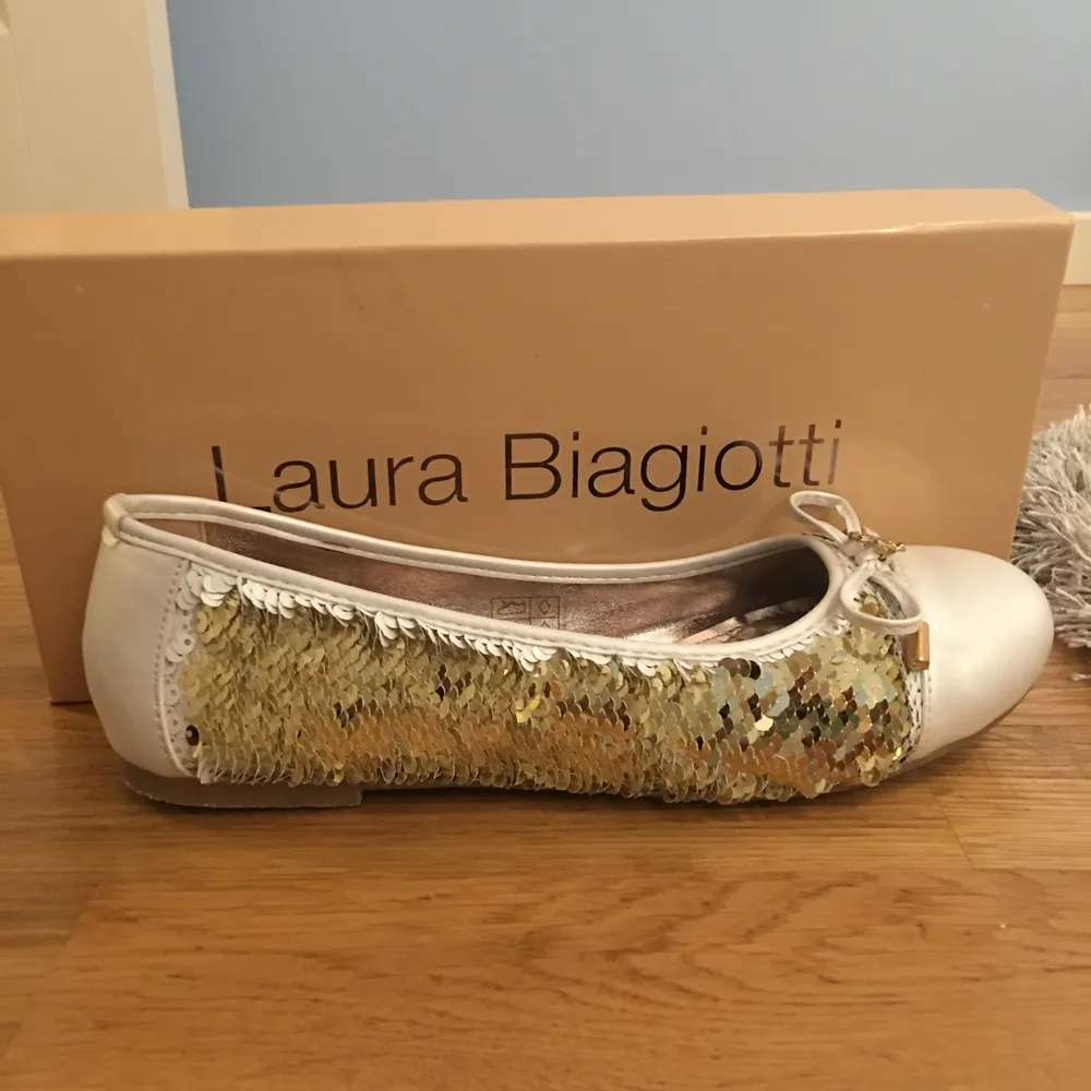 Skit snygga ballerina skor från Laura Biagiotti. Vita med paljetter på sidorna som man kan ända till guld eller vit. Guld detaljer. Perfekta skorna till vilken klänning som hälst.   Använda någon timma vid ett tillfälle!!!  Nypris: runt 400kr. Skor.
