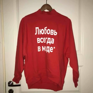  - Säljer min röda tjocktröja från Monki, tryck med rysk text på framsidan och översättning på baksidan. Väldigt rymliga ärmar. Oversized för dig som är XS. Inte strykt. Använt endast ett fåtal ggr. Bra skick. MÖTS UPP I STOCKHOLM