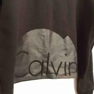 Svart cropped Calvin Klein sweater med svart/ mörkgrå logga skick: Aldrig använd utan prislapp Size L